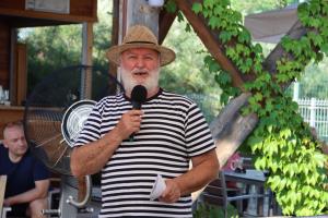 Anton Vodušek razglasi zmagovalce likovnega natečaja